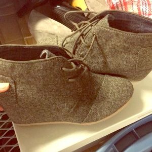 TOMS Size 7.5 Grey Houndstooth pattern bootie